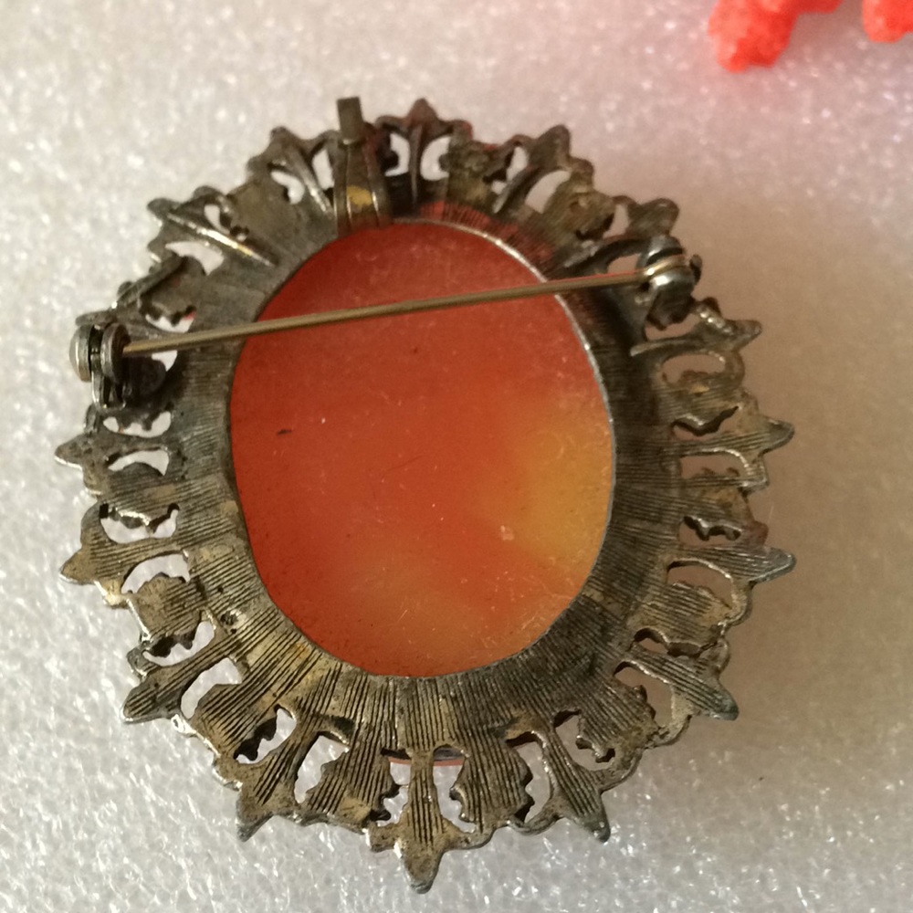 Vintage engraved cameo shel brooch - Picture 4 of 5